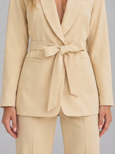 Genziana | Conjunto de Dos Piezas con Blazer de Cuello Chal y Cinturón en la Cintura